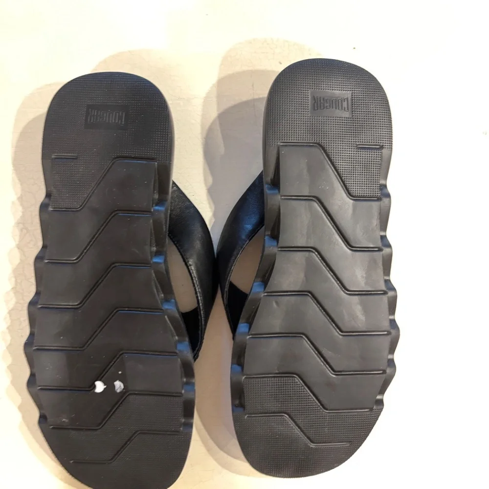 NWOT - Black Cougar Flip Flops - size 9 - Picture 3 of 3